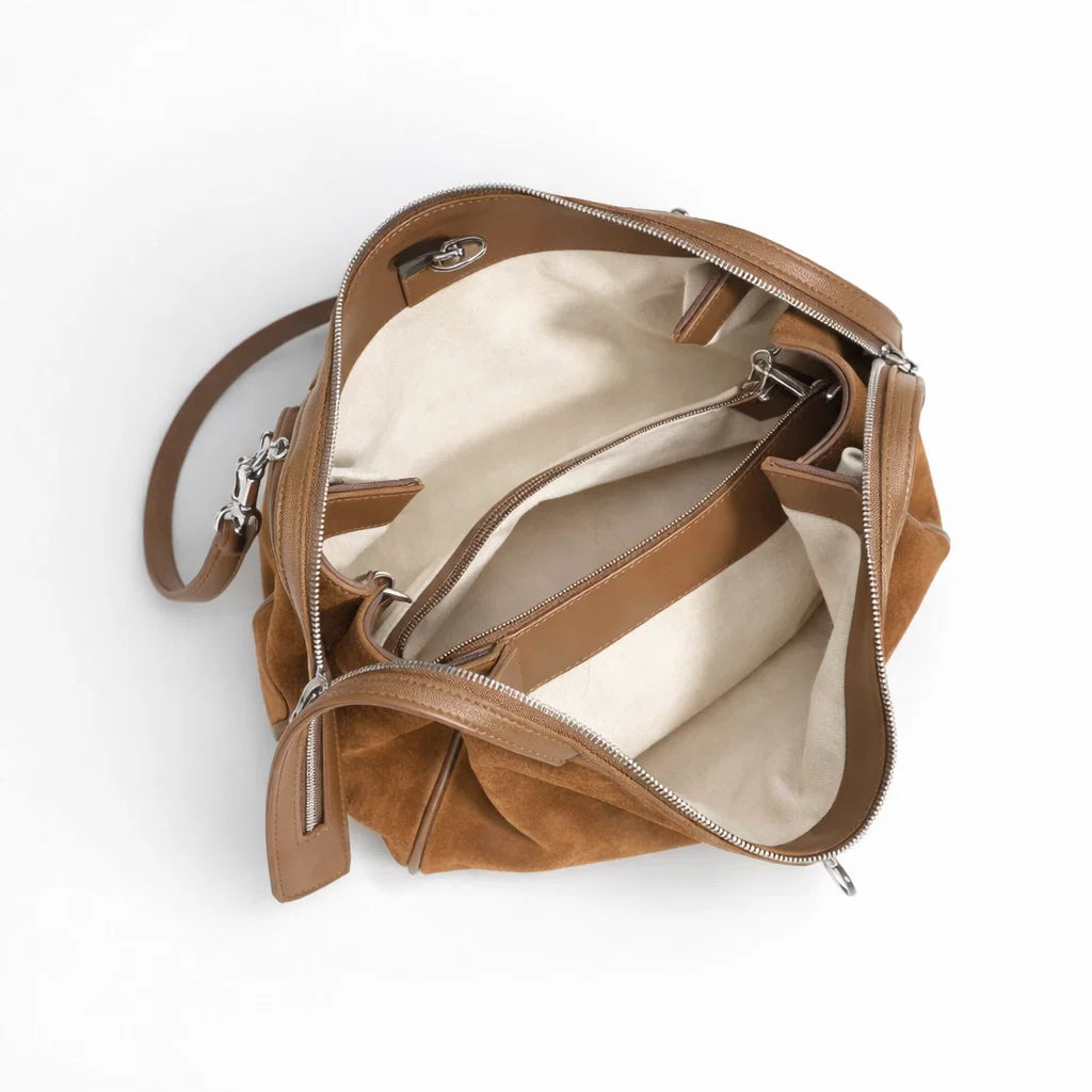 Intérieur du sac en cuir de vachette suédé avec compartiment principal et poche