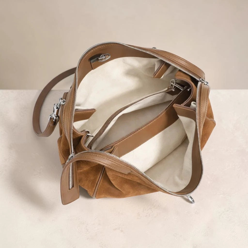 Intérieur du sac en cuir de vachette suédé avec compartiment principal et poche