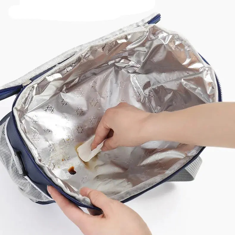 Intérieur du sac isotherme bleu marine avec doublure aluminium ouverte