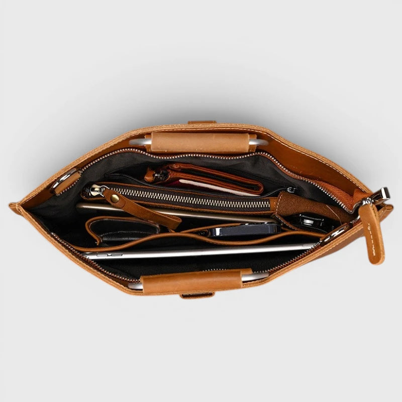 Organisation intérieure du porte-documents en cuir marron avec multiples compartiments de rangement