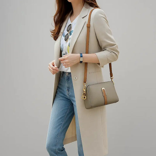 Petit sac bandoulière femme gris en cuir PU porté en style urbain moderne