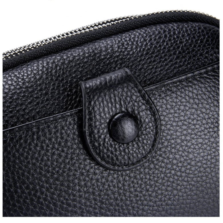 Détail du bouton avant du petit sac en cuir véritable noir