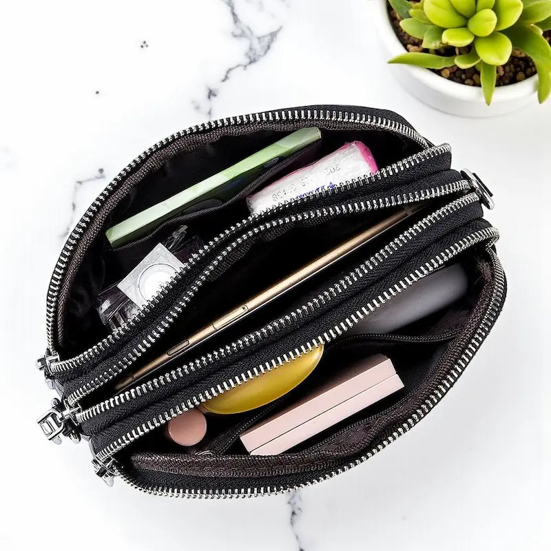 Intérieur du petit sac en cuir véritable noir avec rangements et accessoires