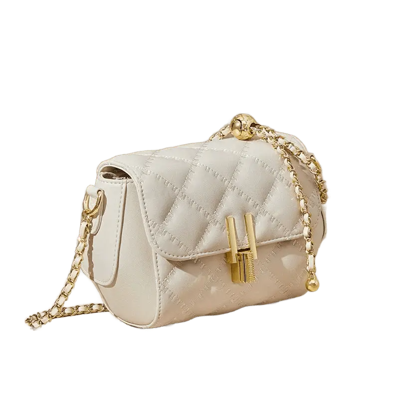 Sac à main matelassé noir porté dans le dos avec chaîne dorée