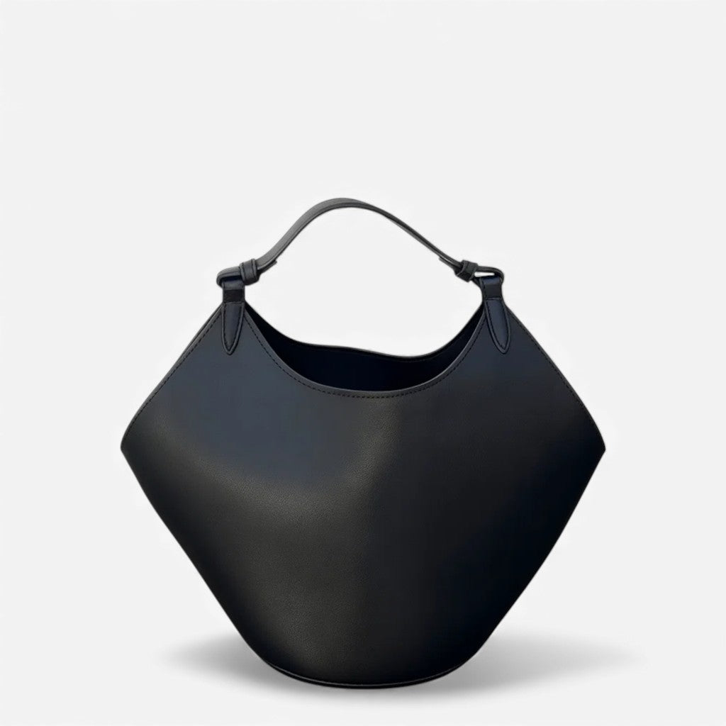 Petit sac seau en cuir noir vu de face