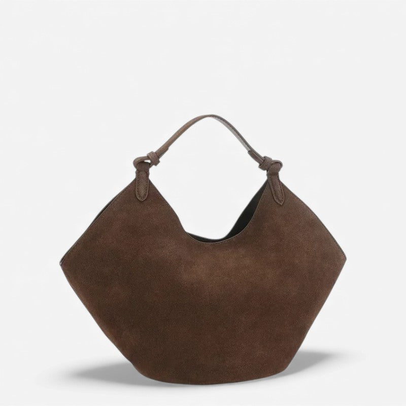 Petit sac seau en cuir suédé marron présenté sur fond blanc