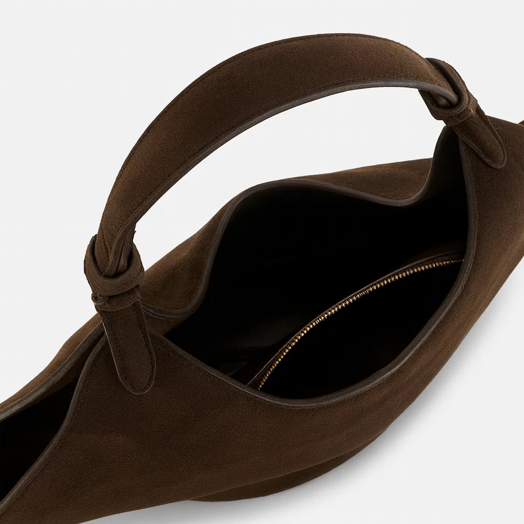 Vue de l’ouverture du petit sac seau en cuir suédé marron