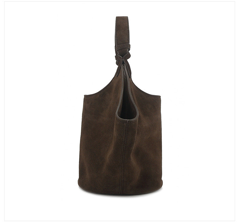 Petit sac seau en cuir suédé marron vu de profil