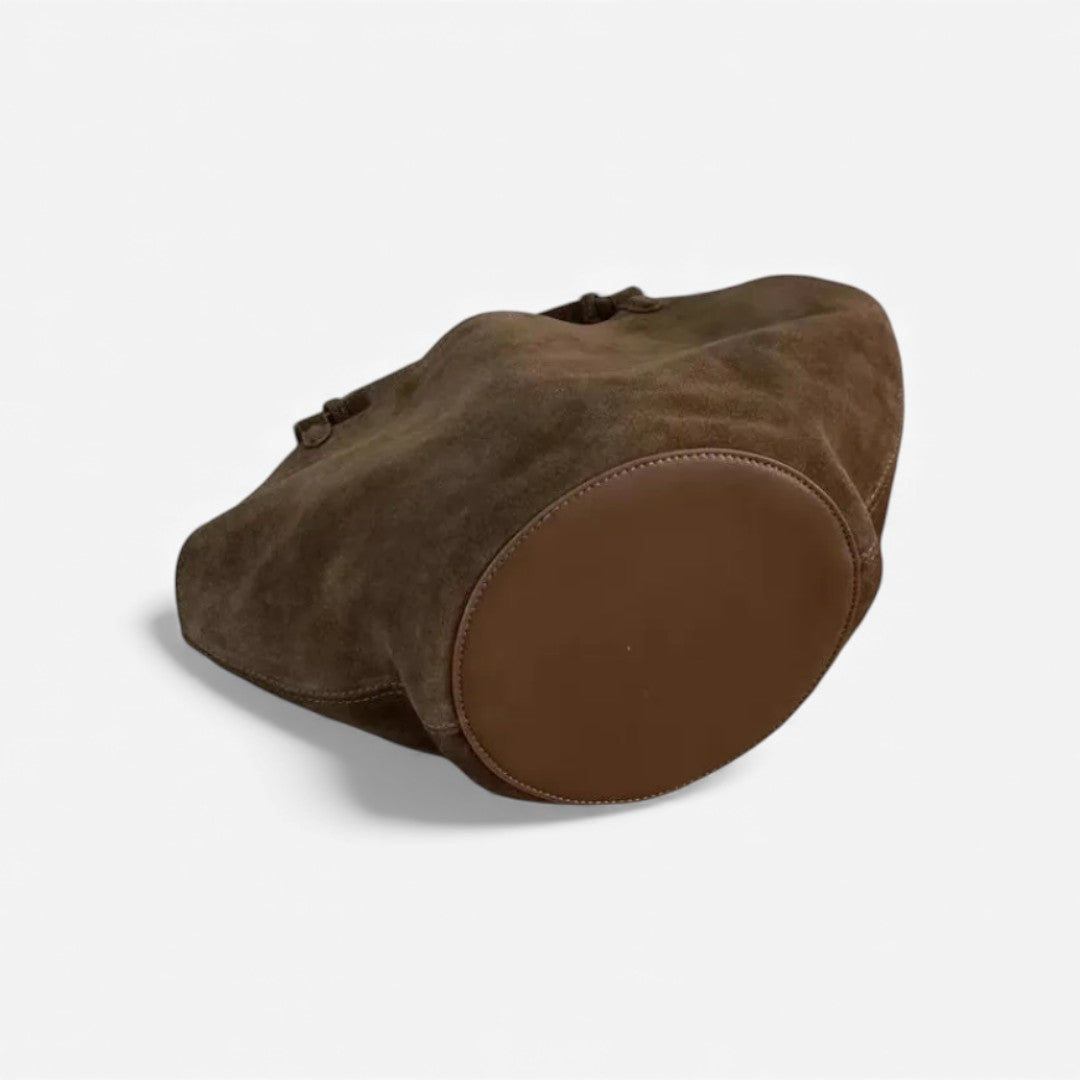 Vue du dessous du petit sac seau en cuir suédé marron