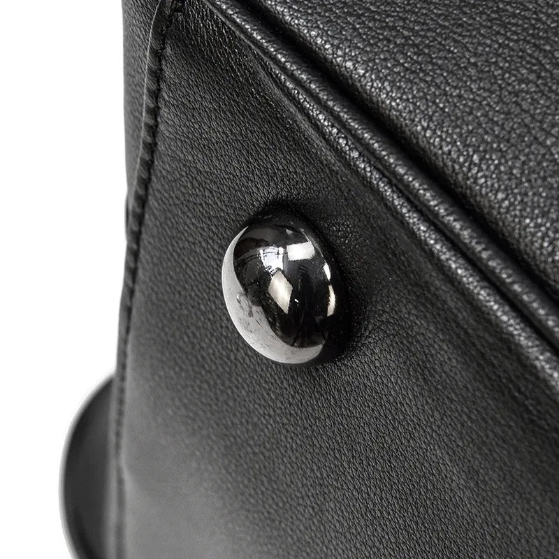 Pied métallique de protection sous le sac de voyage en cuir véritable