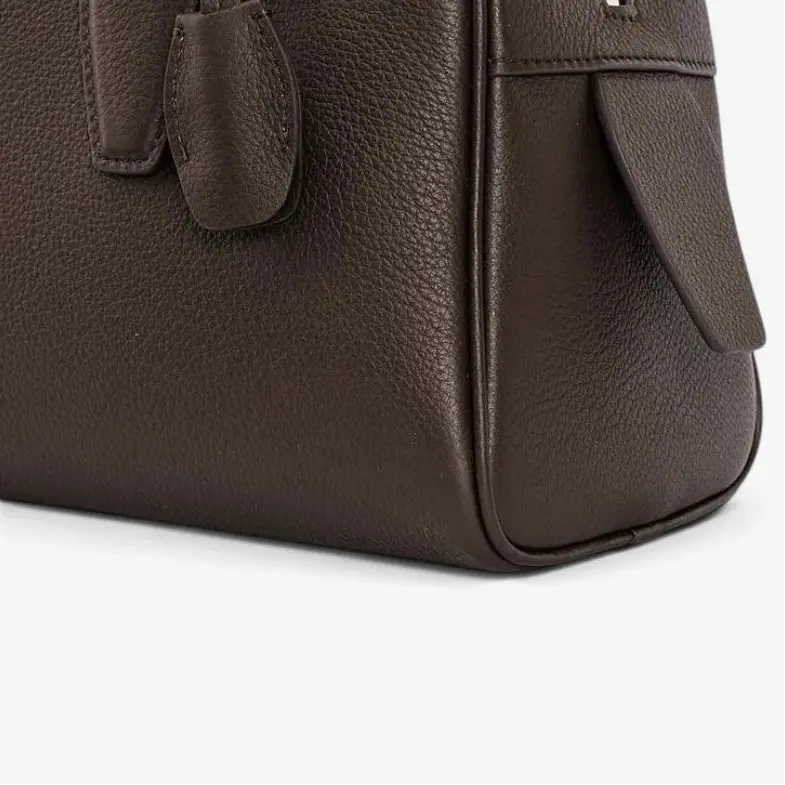 Poche latérale du sac bowling en cuir grainé marron avec rabat cousu