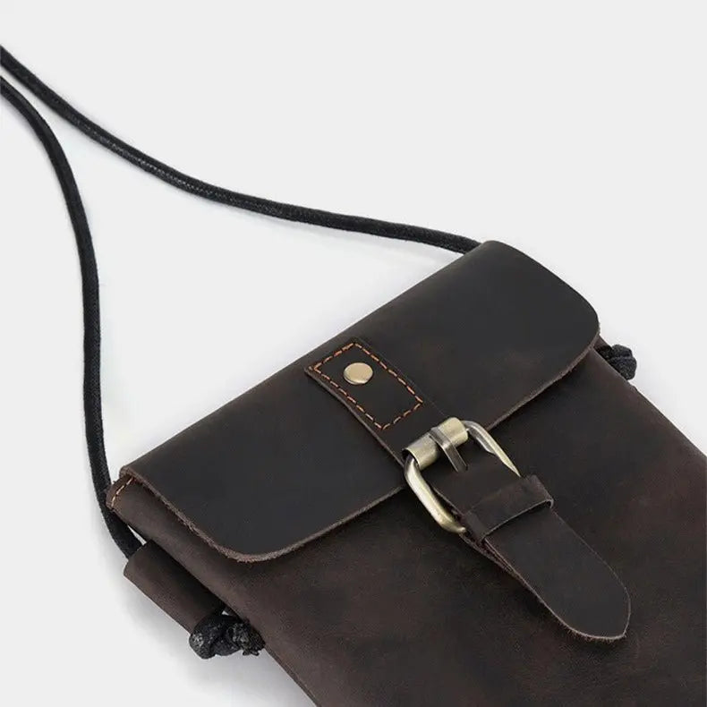 Pochette à bandoulière en cuir vintage marron vue en angle avec bandoulière