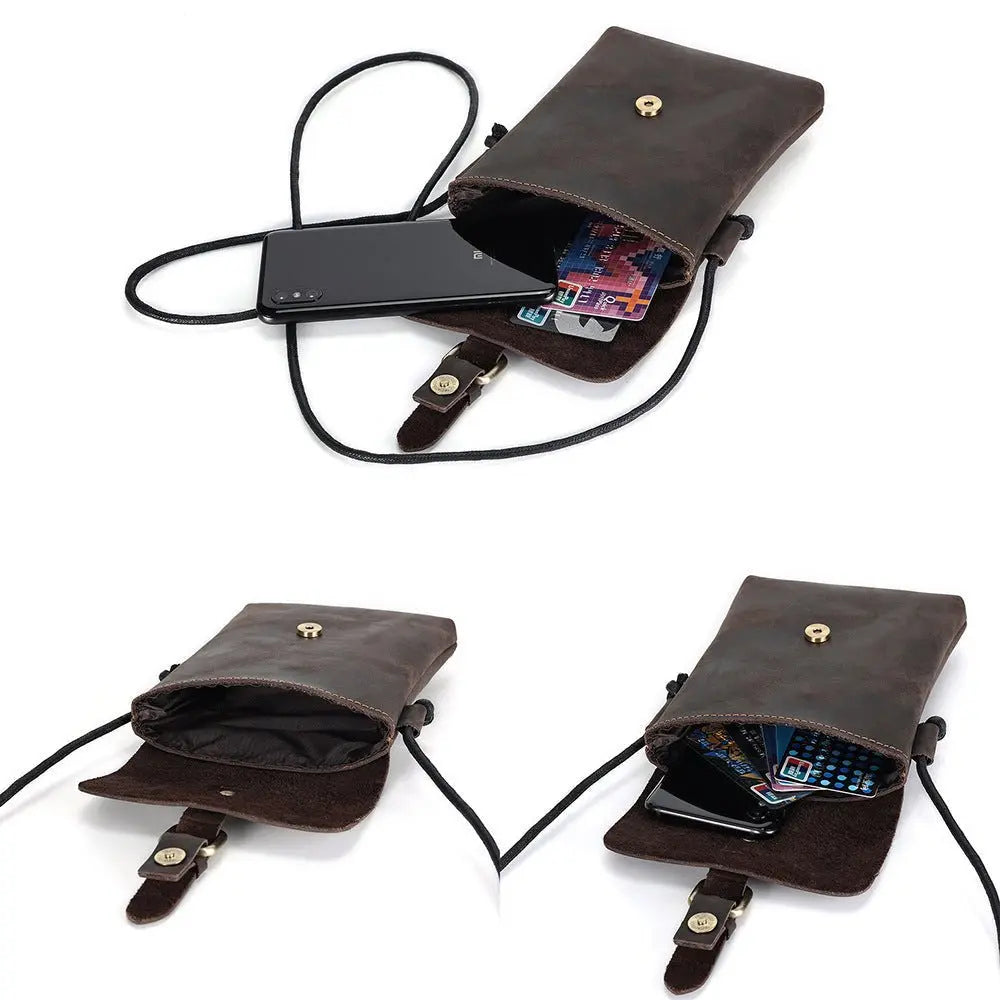 Intérieur de la pochette à bandoulière en cuir vintage marron avec cartes