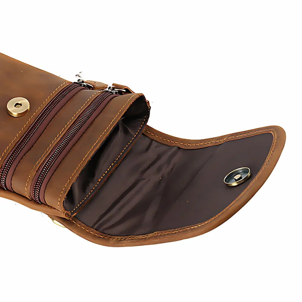 Intérieur d’une pochette en cuir véritable marron avec poche zippée