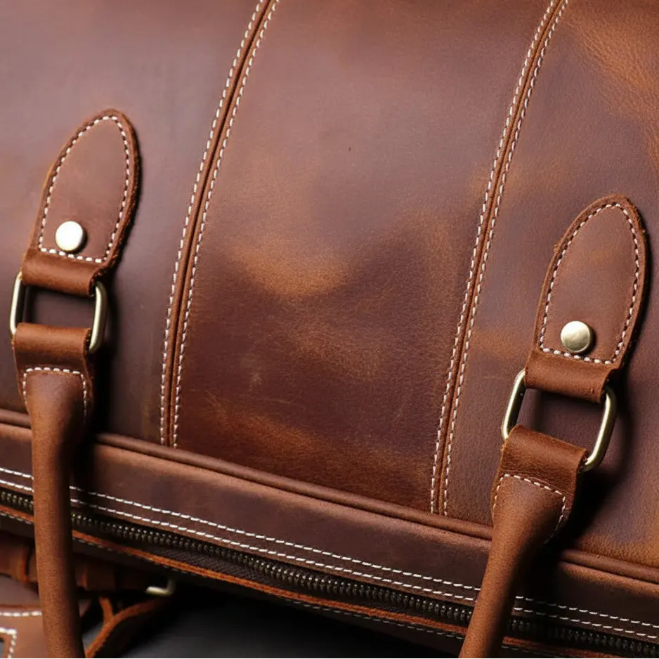 Poignées renforcées et coutures du sac de voyage en cuir de vachette vintage