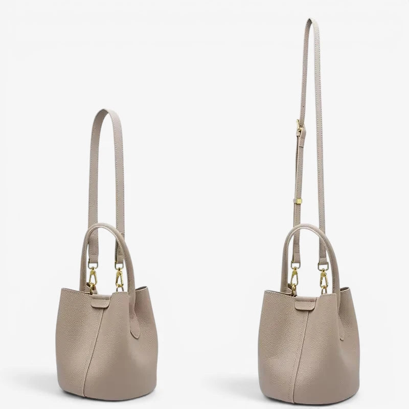 Sac seau en cuir de vachette porté à la main et en bandoulière