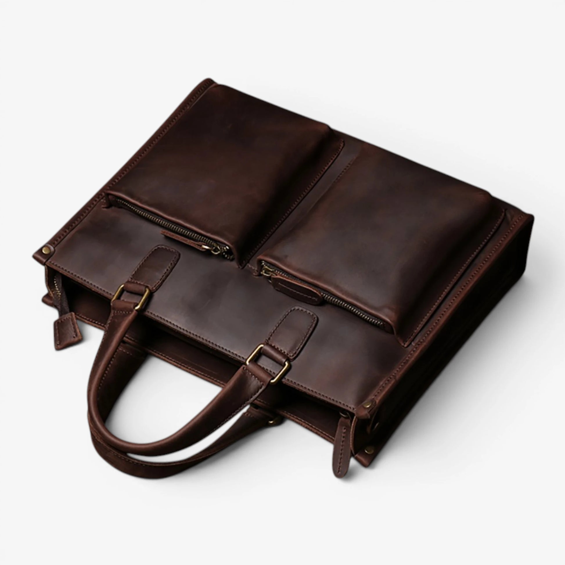 Vue en perspective du porte-documents homme en cuir de vachette marron foncé