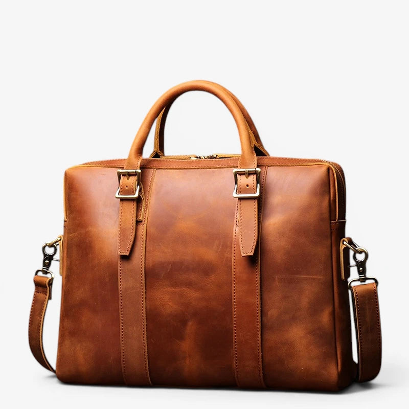 Vue de face d'un porte-documents en cuir de vachette vintage marron clair pour ordinateur portable 15 pouces