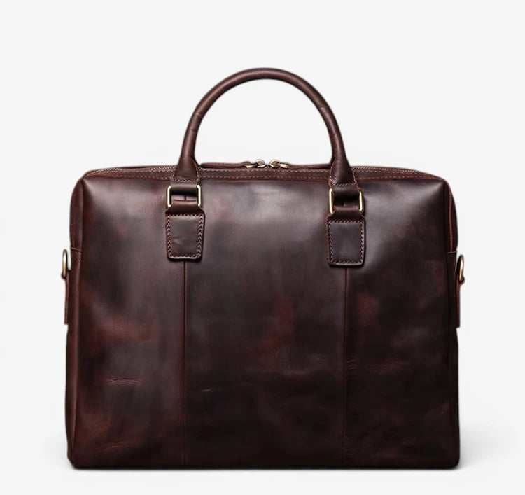 Vue de face d'un porte-documents en cuir de vachette vintage marron foncé avec bandoulière amovible