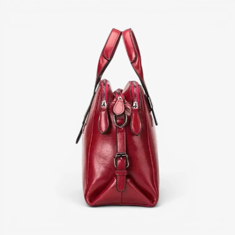 Vue de profil du sac en cuir rouge avec soufflet latéral et bandoulière