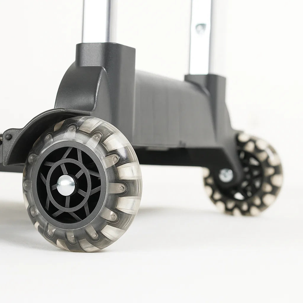 Zoom sur les roues renforcées du trolley de la glacière isotherme grise