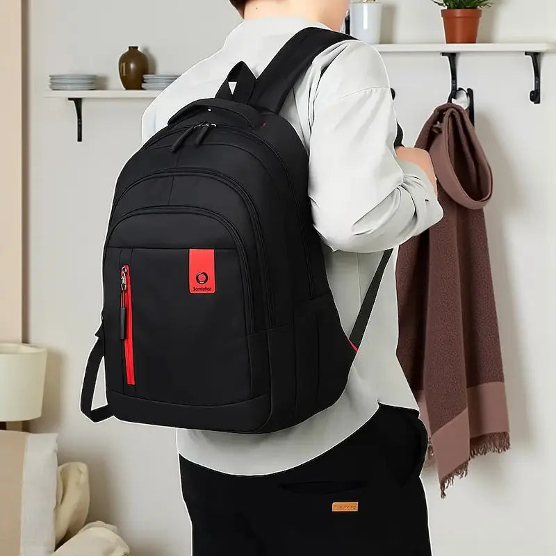 sac à dos noir porté par un homme 