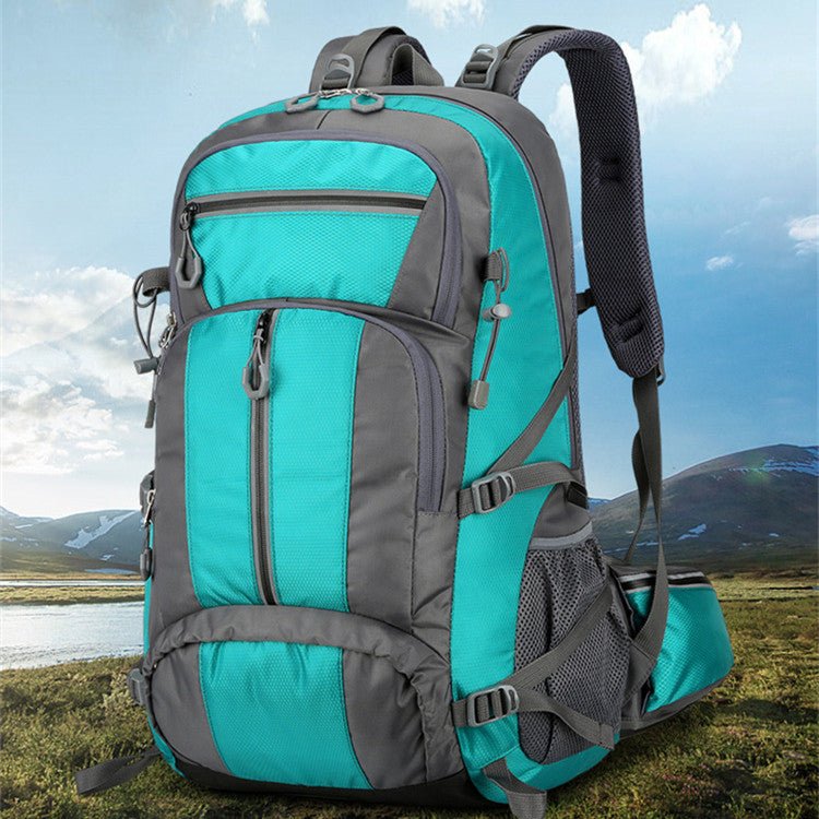 Sac à dos randonnée 60L turquoise – grand compartiment et poches latérales filet, en décor de montagne