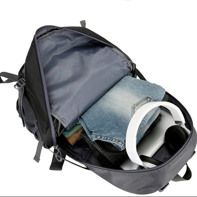 Intérieur du sac de randonnée 60L – vêtements, casque et ordinateur portable rangés