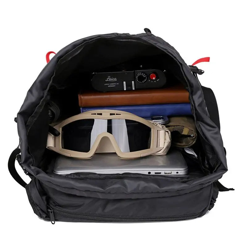 Sac à dos randonnée 60L noir – Compartiment principal ouvert – Accessoires rangés à l’intérieur