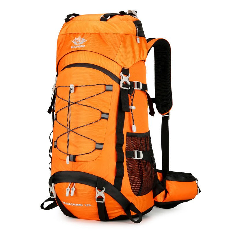 Sac à dos trekking 60L – modèle orange vif avec sangles latérales, poche filet et système de port ergonomique, vue trois quarts
