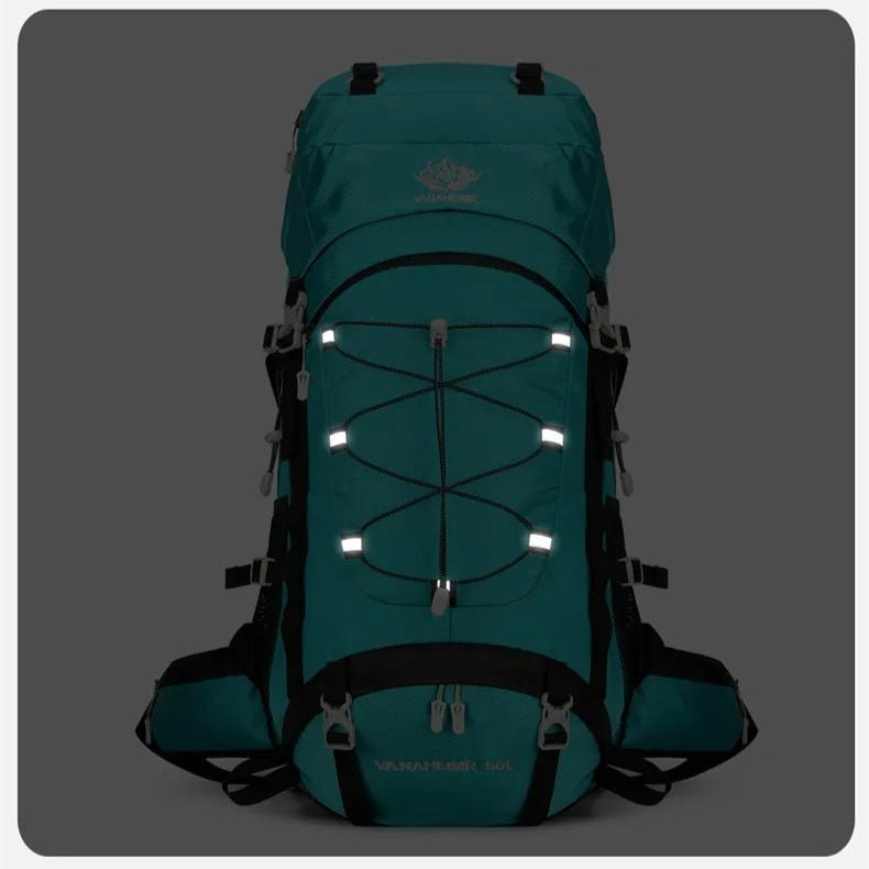 Sac à dos trekking 60L avec bandes réfléchissantes – face avant éclairée en environnement sombre