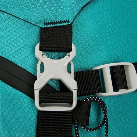 Zoom sur la boucle de serrage robuste du sac à dos trekking 60L – détails des sangles et coutures renforcées