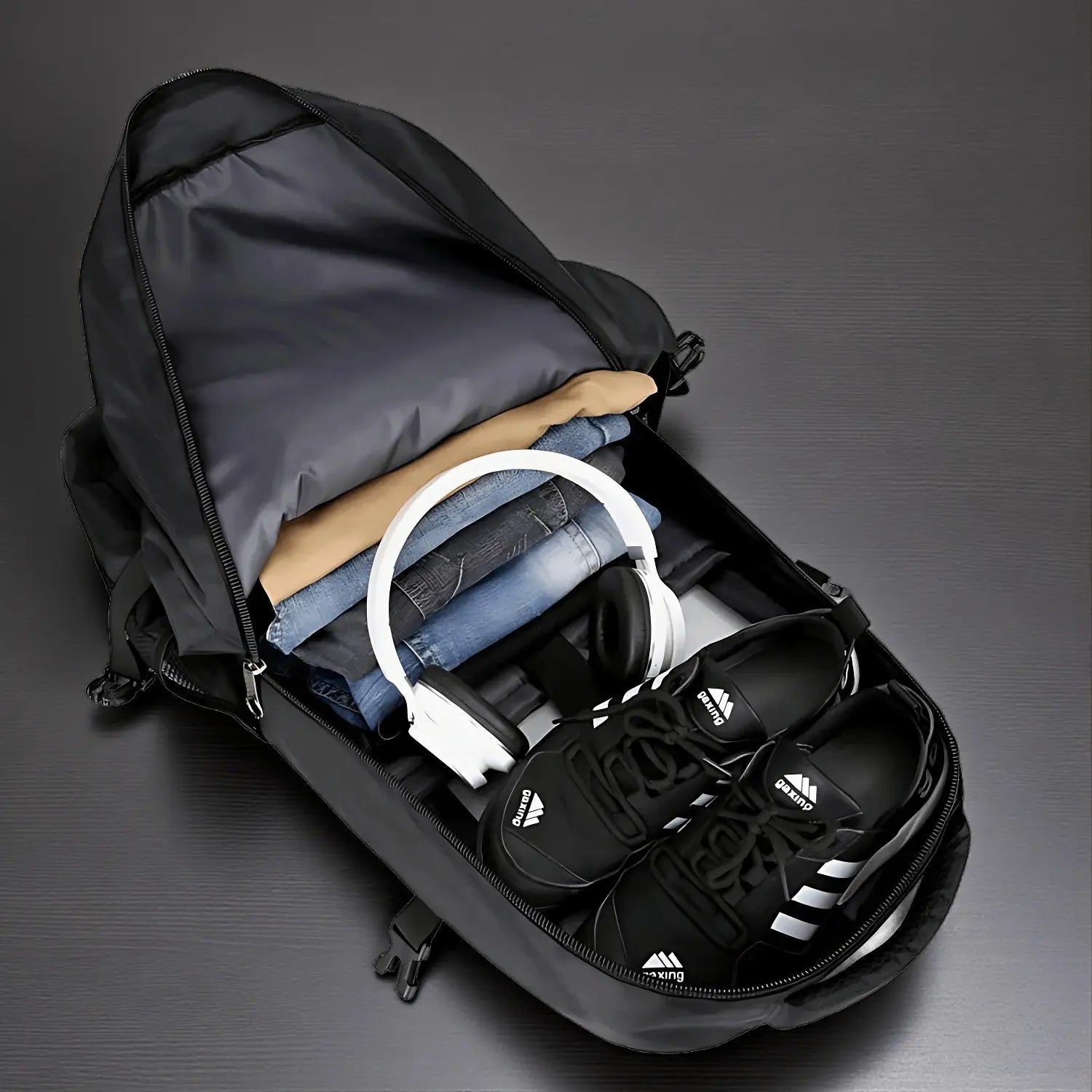 Sac à dos trekking 62L ouvert – contenu optimisé avec vêtements, chaussures et casque audi