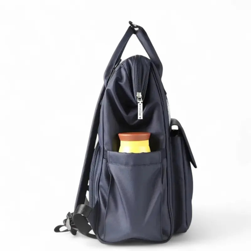 Vue latérale du sac à dos à langer bleu avec poche ouverte et accessoire jaune