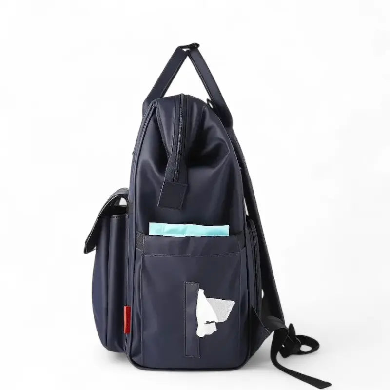 Vue de côté du sac à dos à langer bleu avec poche latérale et motif animal