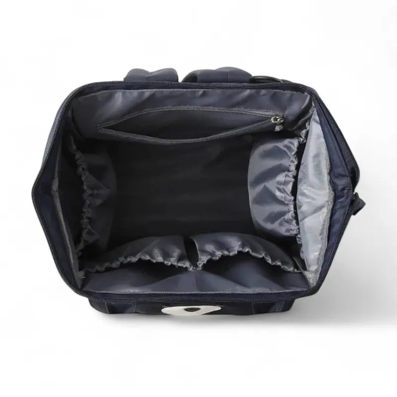 Sac à dos à langer bleu vu de dessus avec intérieur vide