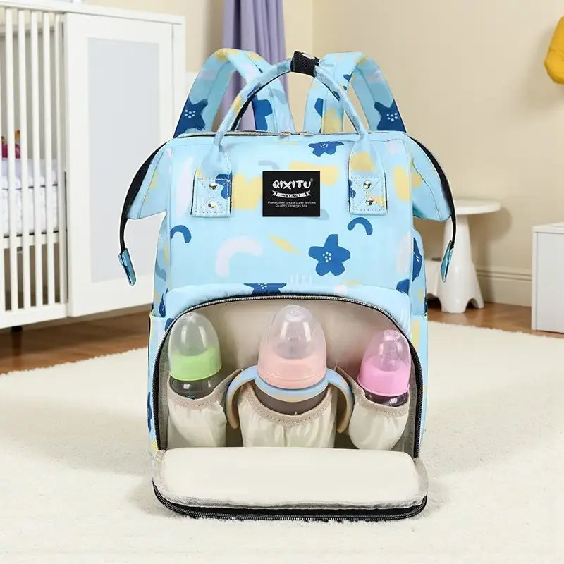sac à dos à langer bleu ouvert montrant les compartiments isothermes pour biberons