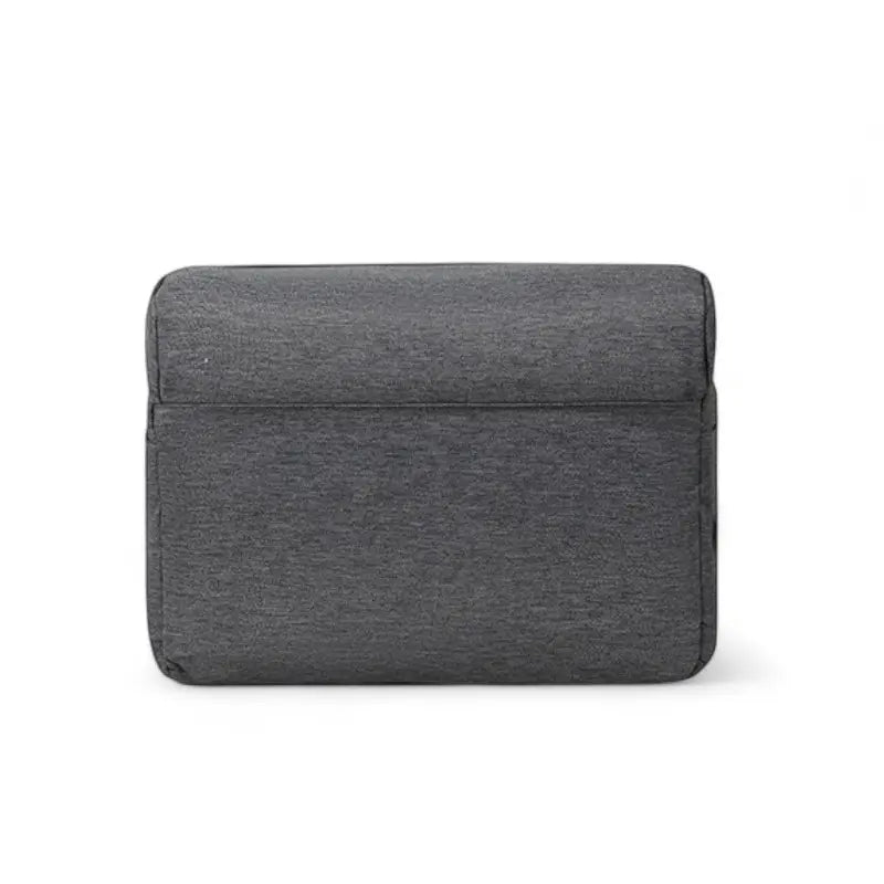 Vue du dessous du sac à dos à langer USB gris montrant la base plate renforcée et la texture du tissu