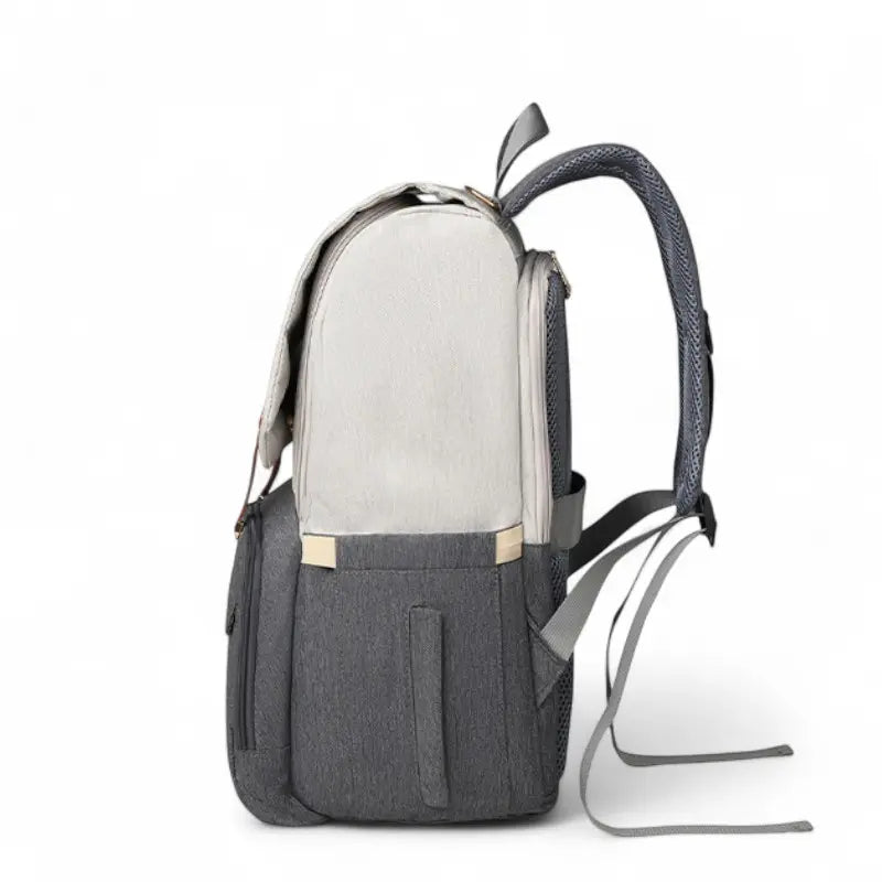 Vue de profil du sac à dos à langer ouvert montrant la profondeur et le port USB