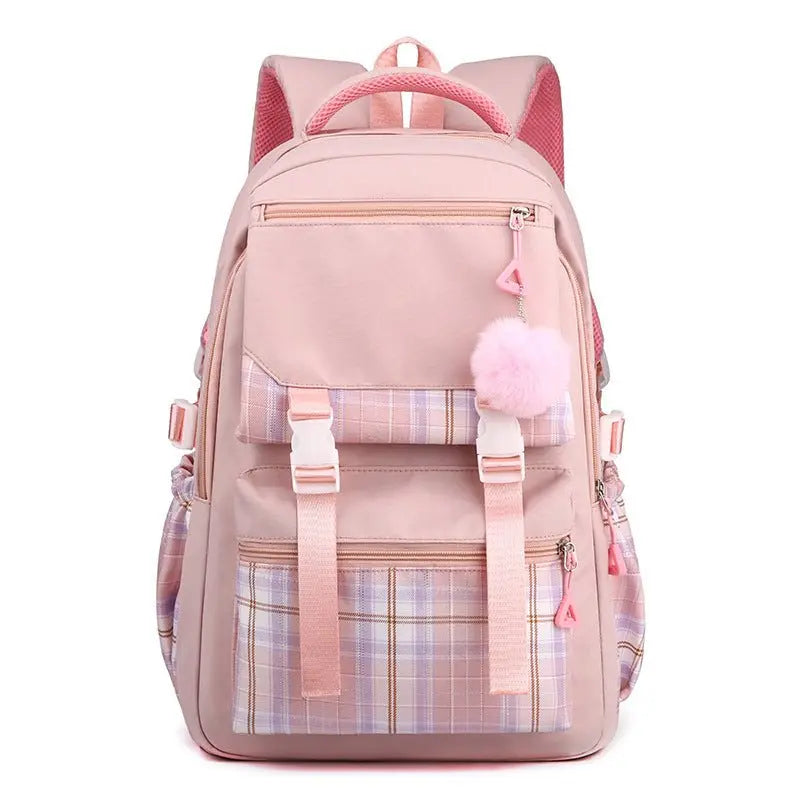 Vue de face du sac à dos collège rose clair avec pompon et motif à carreaux blancs