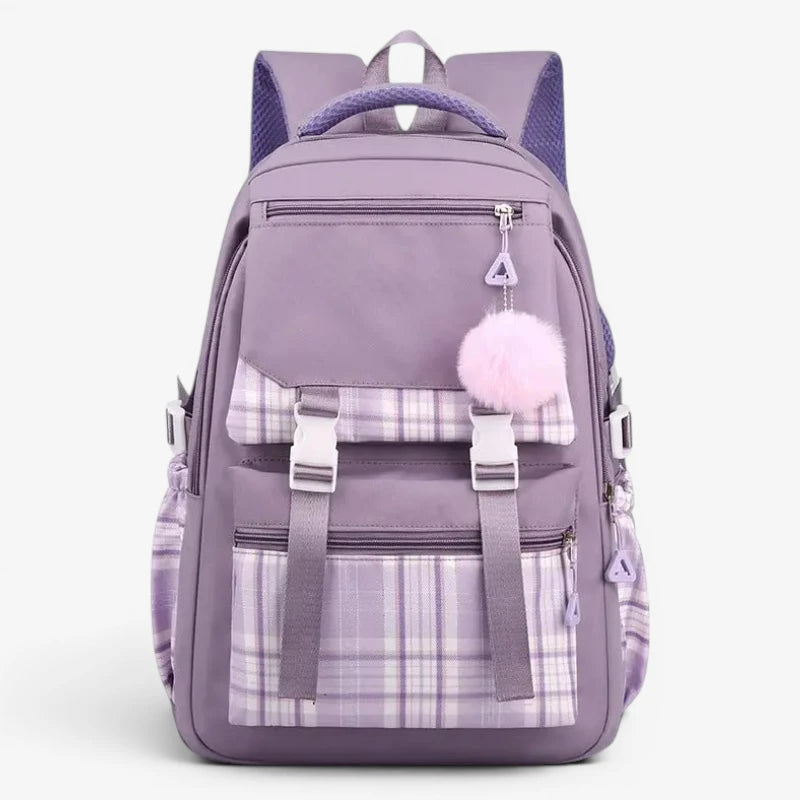Vue de face du sac à dos collège violet avec pompon blanc et motif à carreaux blancs