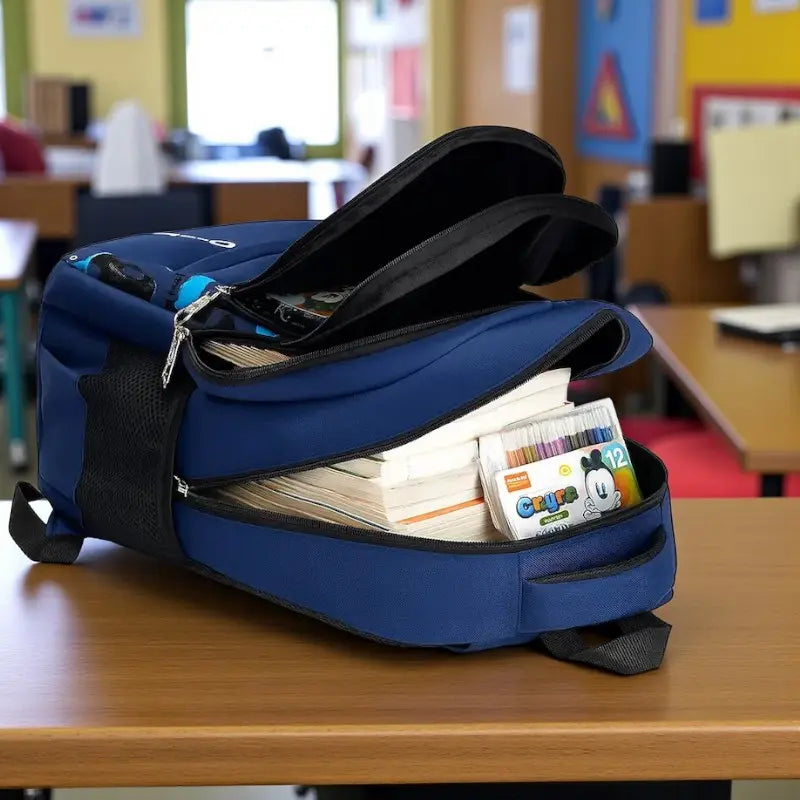 Sac à dos collège bleu pour garçon ouvert, contenant fournitures scolaires