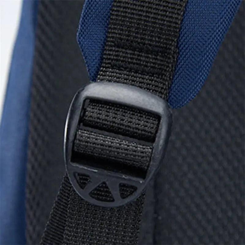 Gros plan sur la boucle de réglage de bretelle du sac à dos collège pour garçon