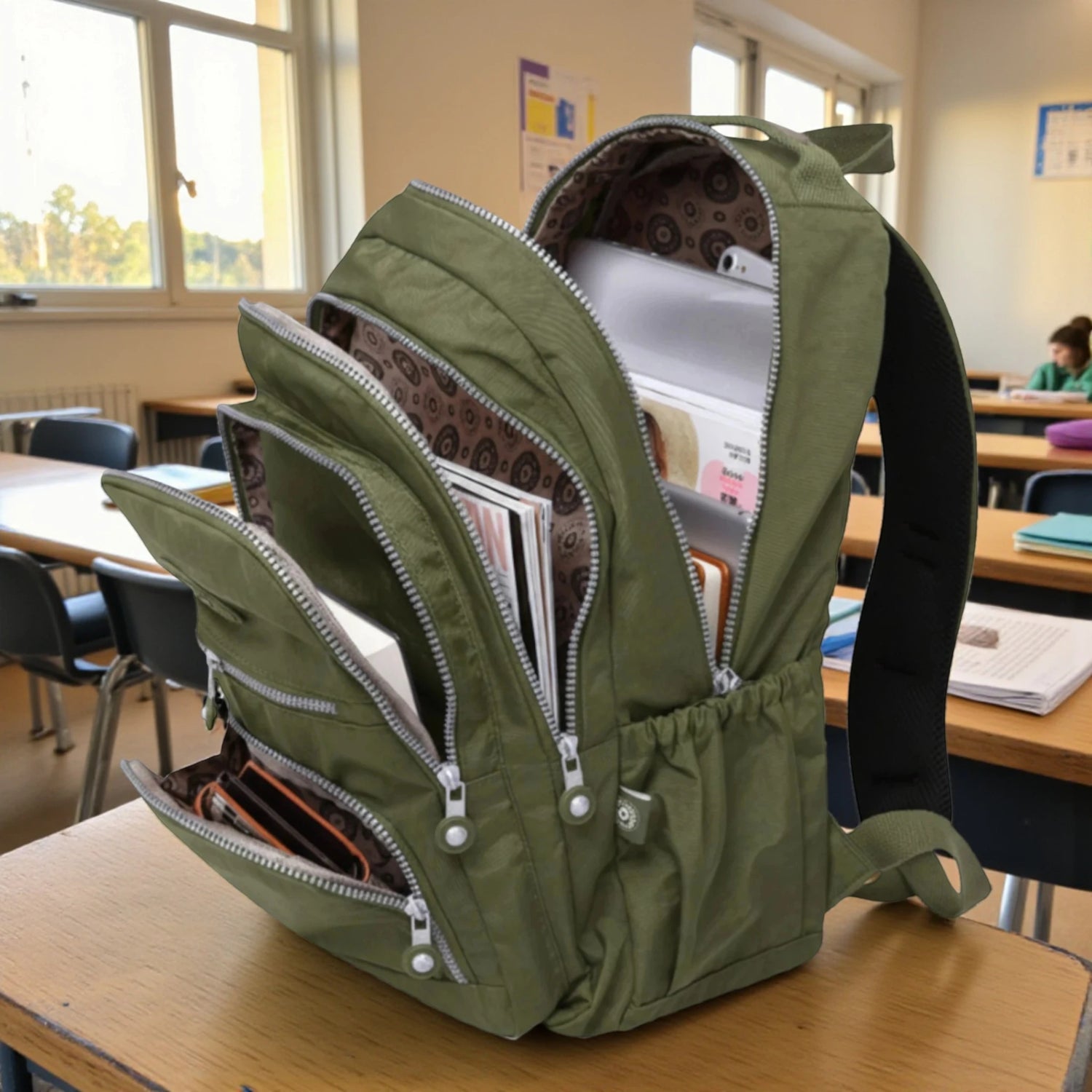 Sac à dos scolaire kaki ouvert avec livres et cahiers en salle de classe