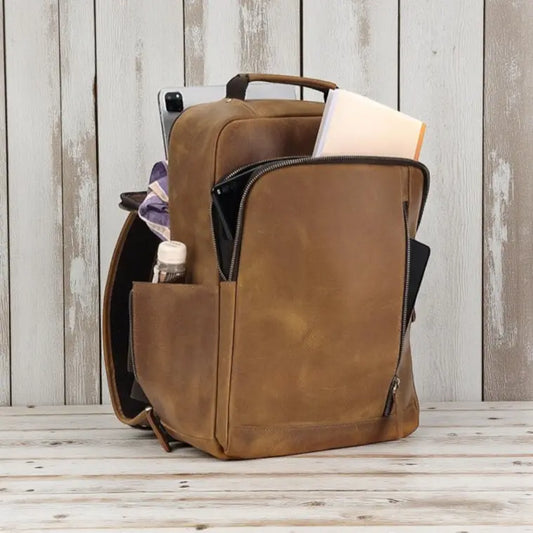 Sac à dos en cuir Crazy Horse marron foncé avec port USB rempli d’accessoires