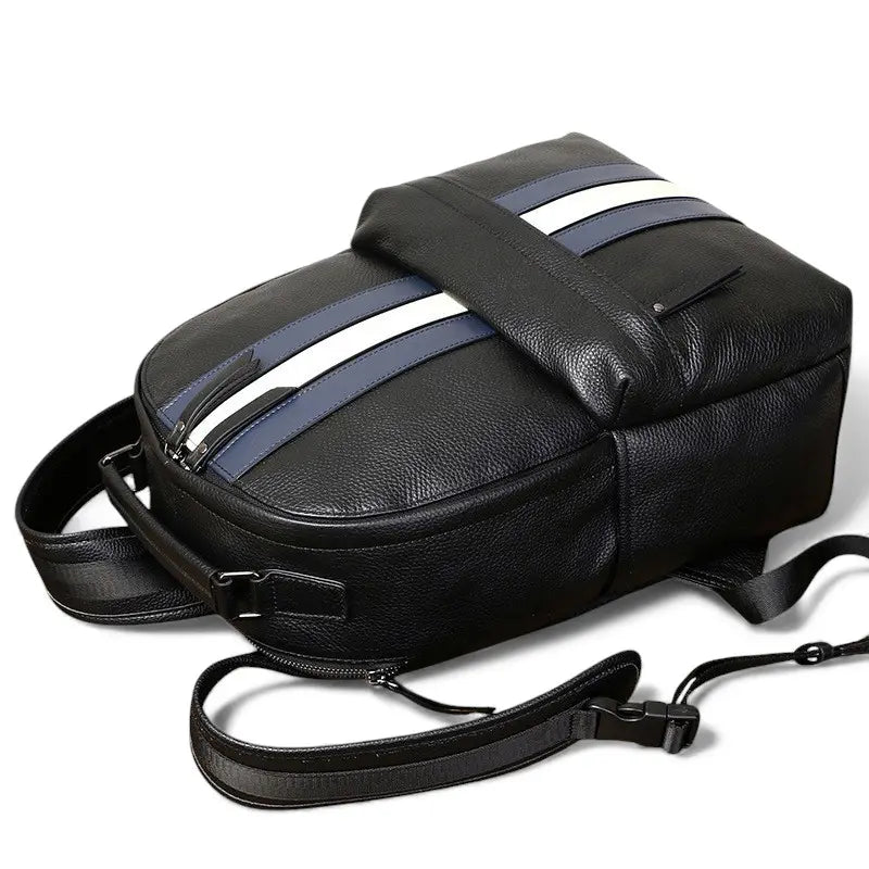 Vue du dessous du sac à dos homme en cuir avec bandes contrastées