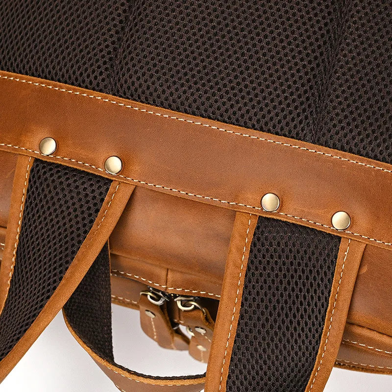 Détails renforts et coutures sac à dos cuir homme camel