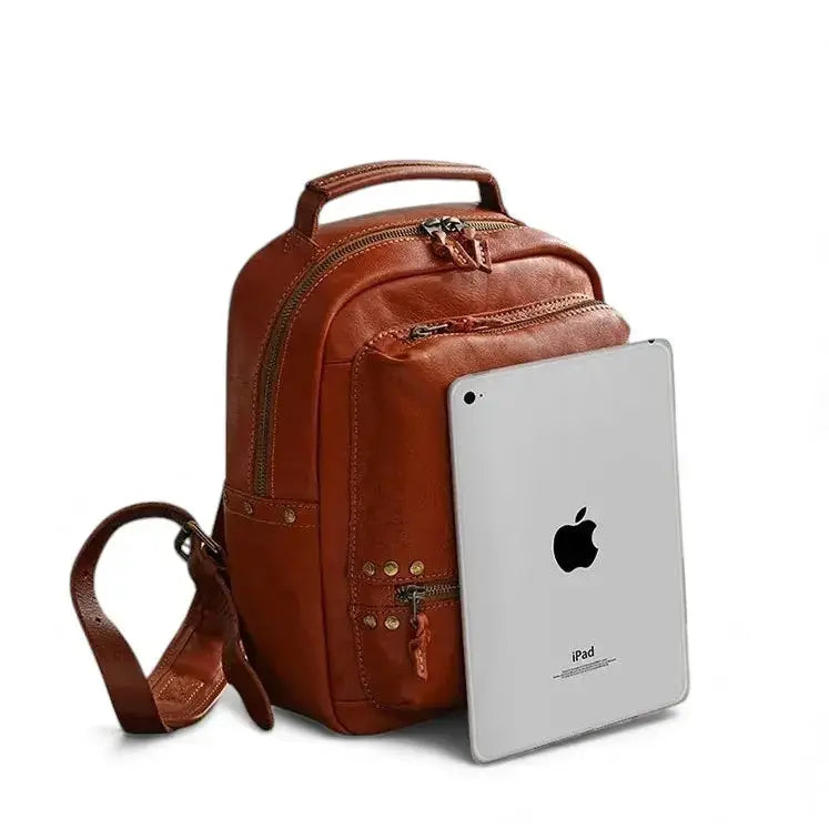 Sac à dos en cuir marron montrant la capacité avec une tablette insérée