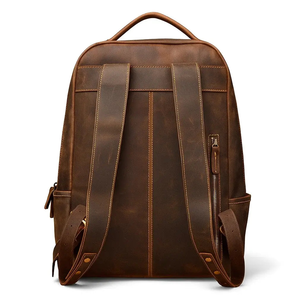 Vue arrière d’un sac à dos en cuir marron sur fond blanc