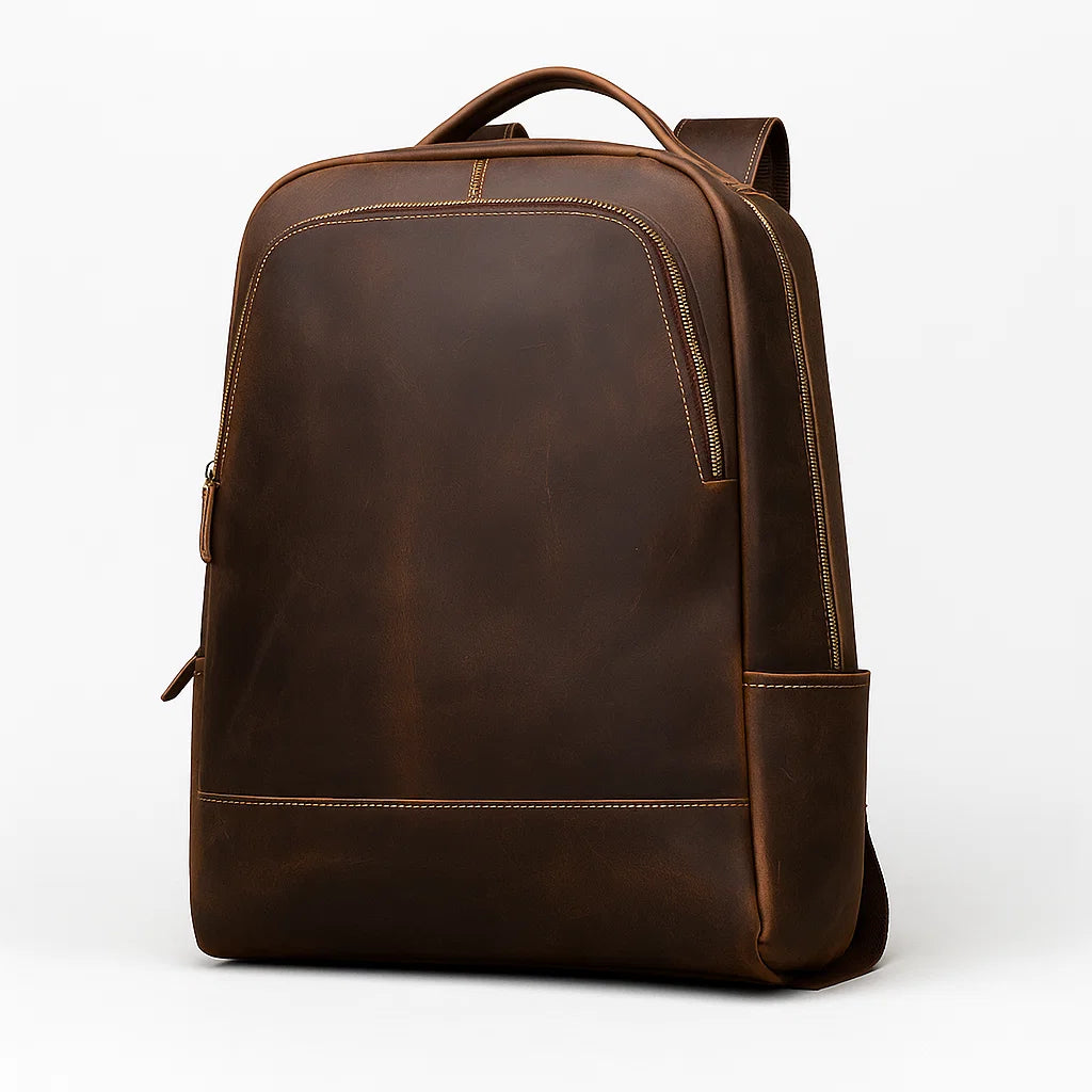 Sac à dos en cuir marron présenté de face sur fond blanc